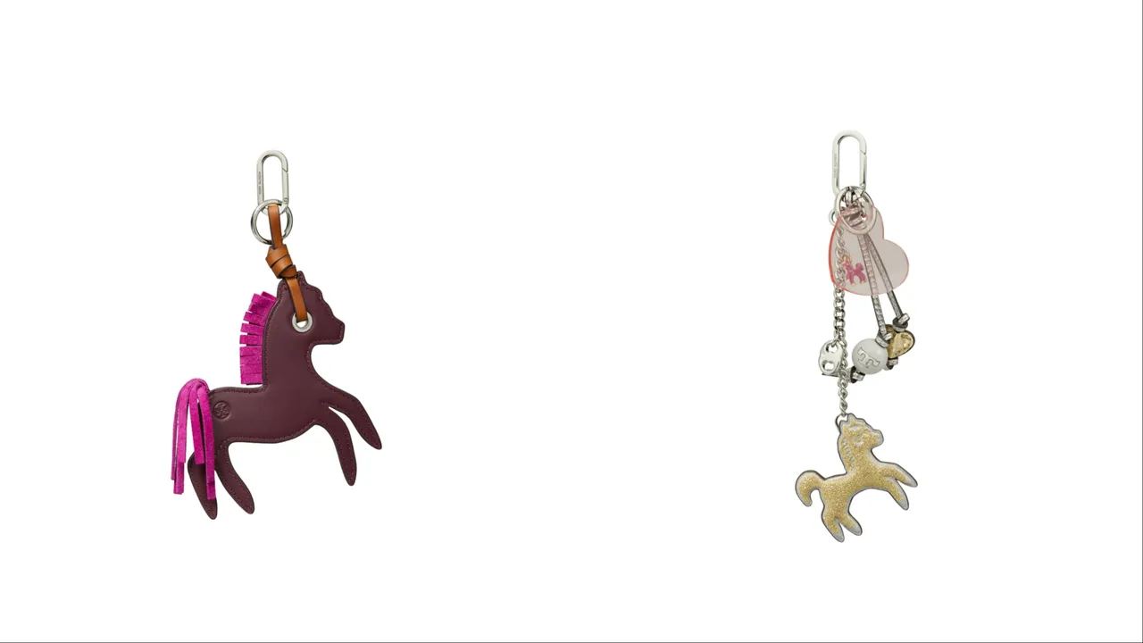 TORY BURCH 2026馬年特別系列小馬造型平面皮革吊飾（左）3990元、小馬與愛心造型皮革吊飾（右）5190元。品牌提供
