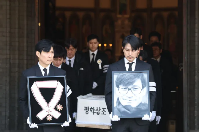 鄭雨盛、李政宰神情哀戚。翻攝韓聯社