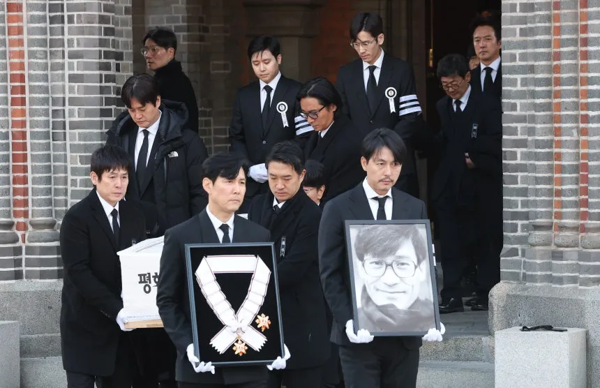 韩影帝安圣基出殡600人哀戚送别　李政宰郑雨盛捧遗照、玄彬眼眶泛红