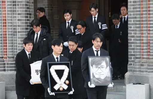 韓影帝安聖基出殯600人哀戚送別　李政宰鄭雨盛捧遺照、玄彬眼眶泛紅