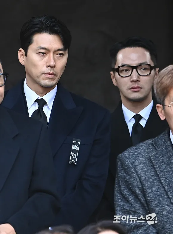 玄彬（左）眼眶泛紅，卞約漢也到場致意。翻攝joy24