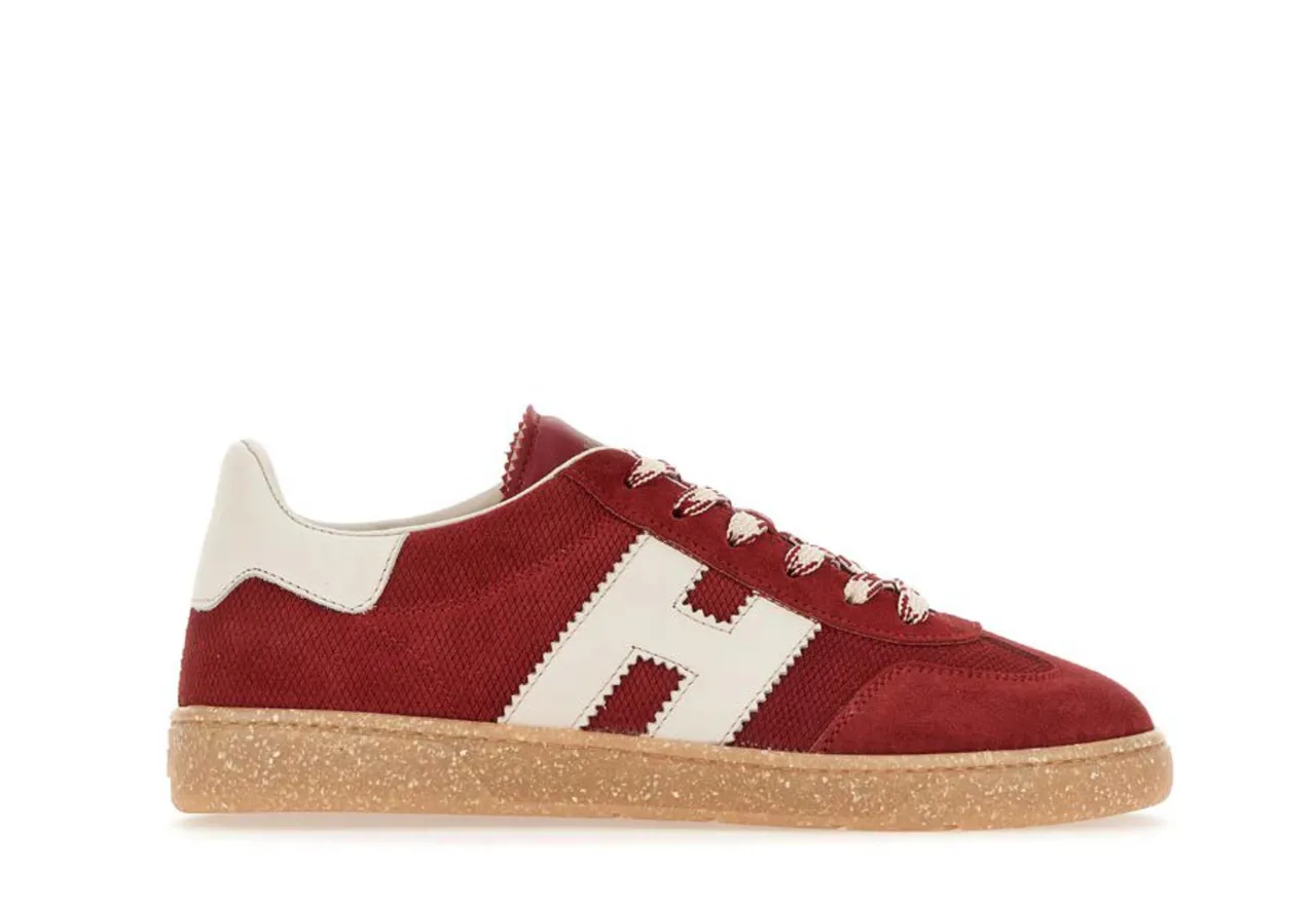 HOGAN Cool草莓果醬紅菱形壓紋磨面皮革與香草白logo女士休閒鞋，1萬7000元。品牌提供