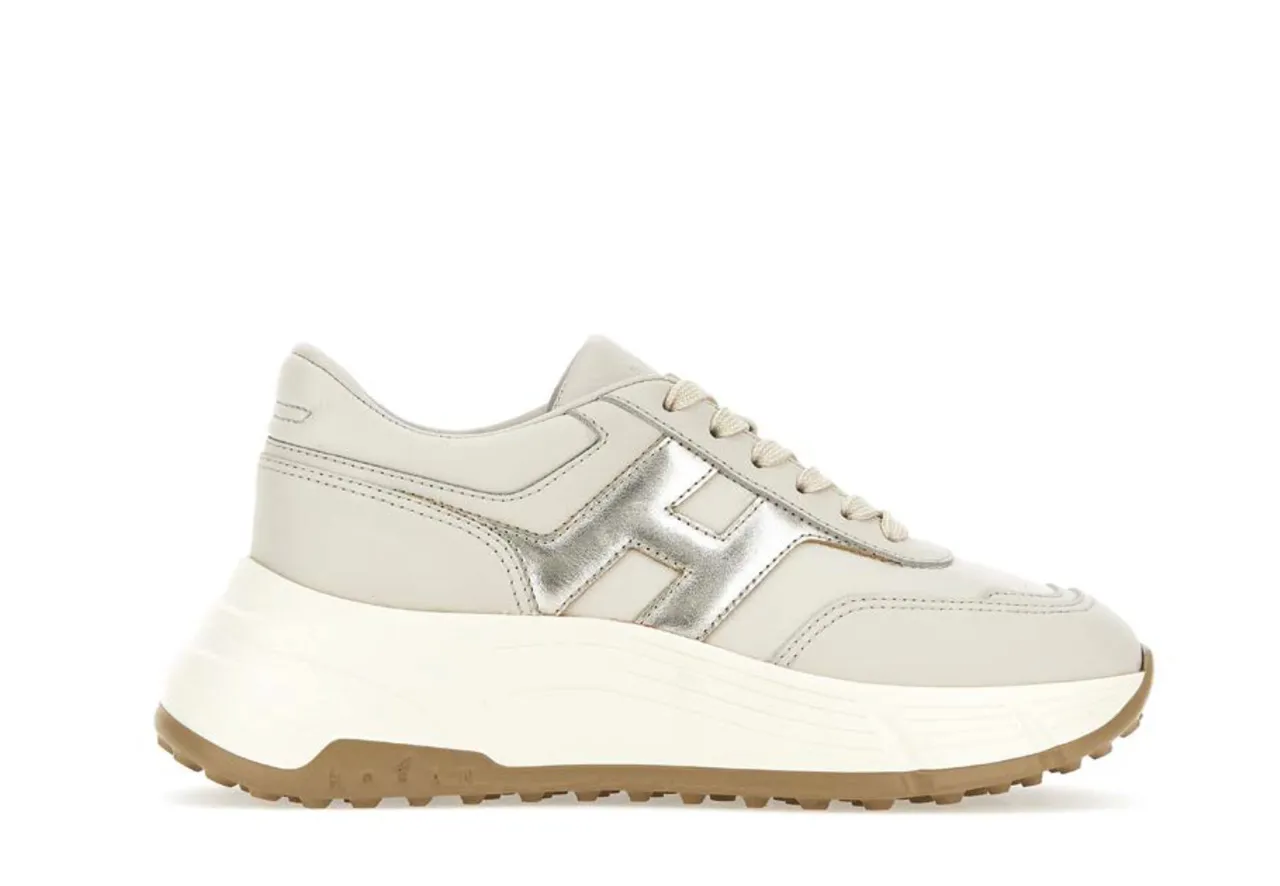 HOGAN Hi-Fi米白底玫瑰金logo皮革女士休閒鞋，2萬500元。品牌提供