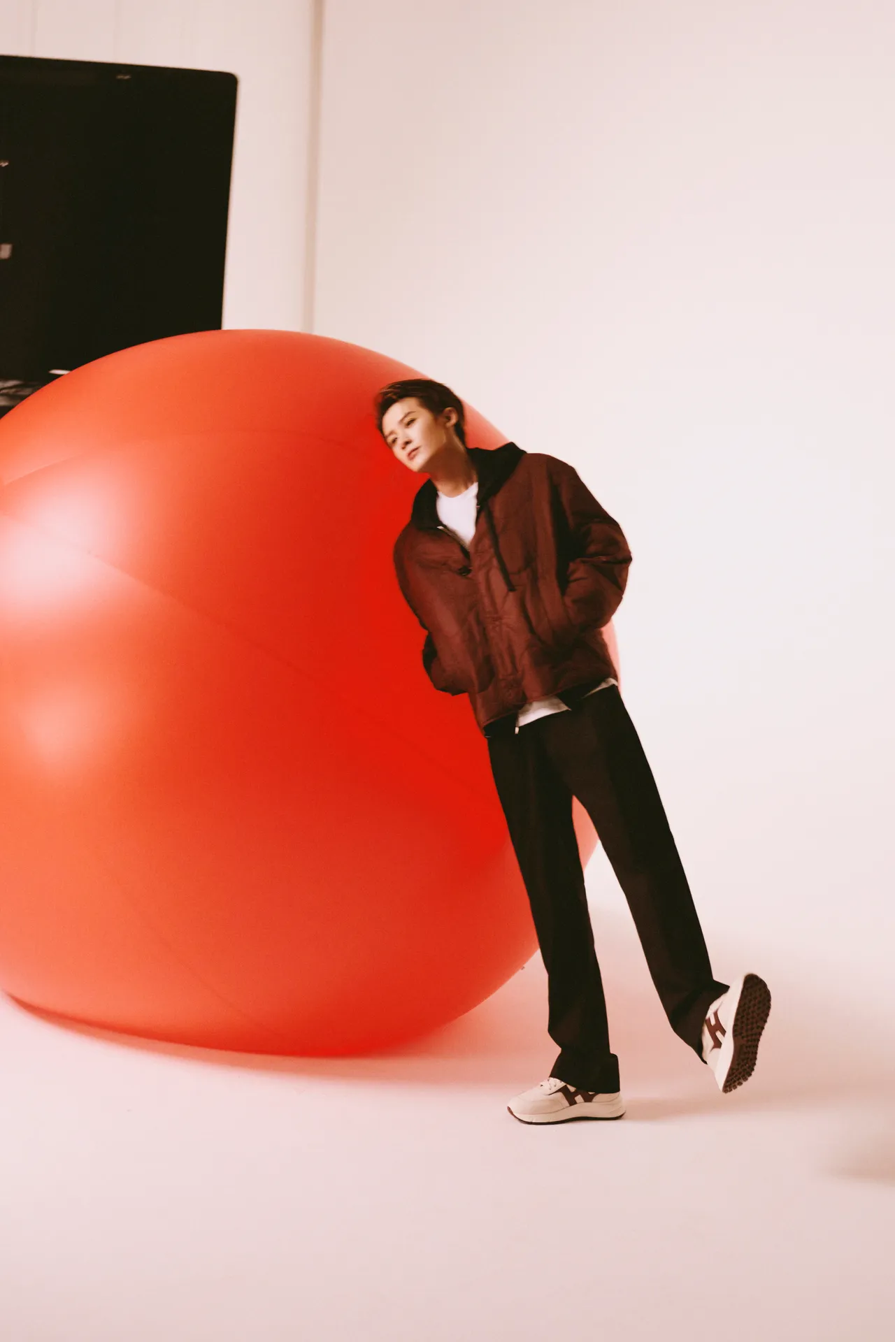 檀健次身著酒紅色絎縫外套搭配Hyperlight系列鞋履。品牌提供