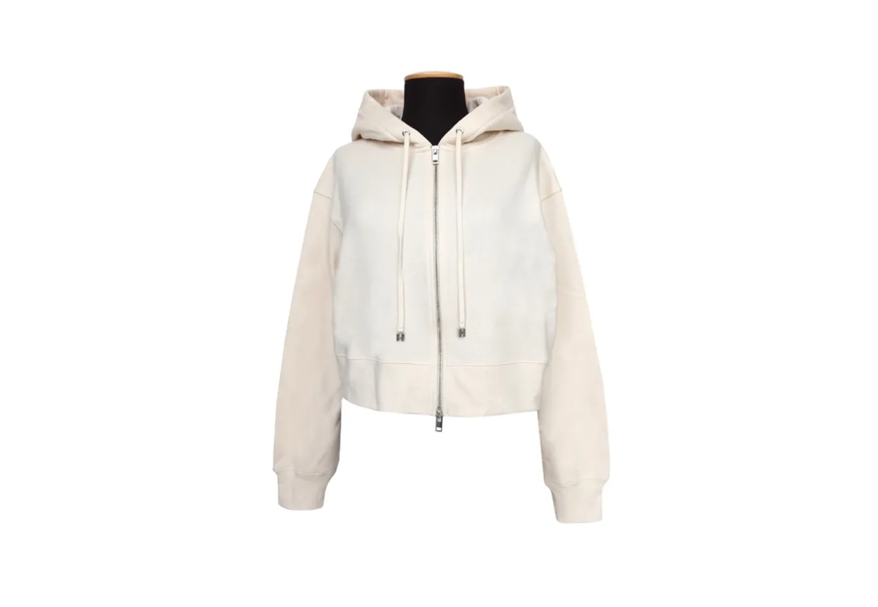 HOGAN燕麥白女士連帽外套，1萬7500元。品牌提供