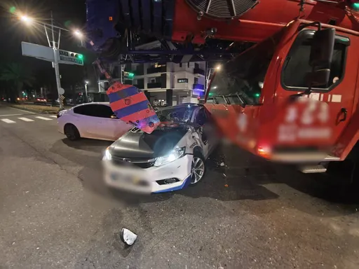 轿车红灯左转撞到大吊车　酿3车连环撞惨成夹心饼干