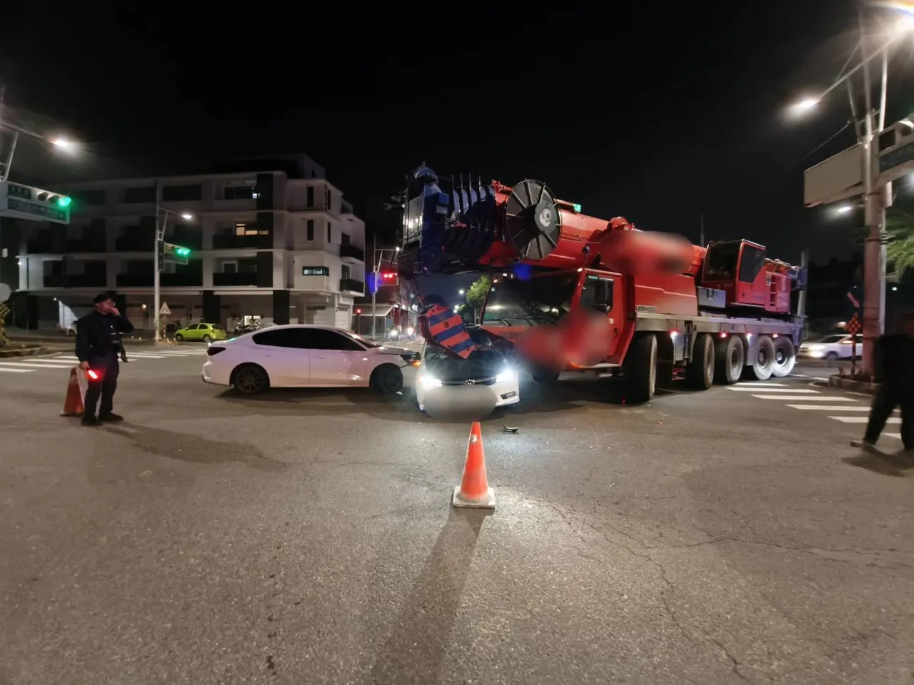 许姓男子与妻子仅是皮肉伤，送医并无大碍，3名驾驶均无酒驾。民众提供