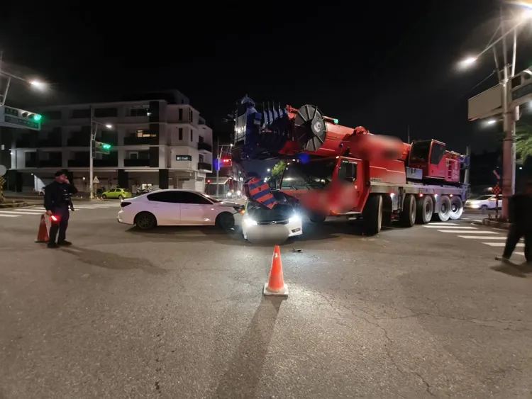 許姓男子與妻子僅是皮肉傷，送醫並無大礙，3名駕駛均無酒駕。民眾提供