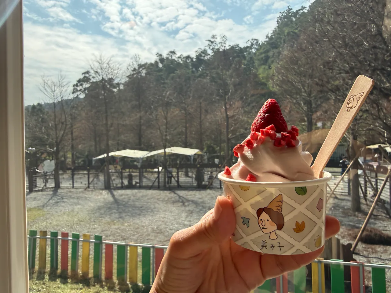 園區內知名的「美美子みみこ」提供有季節限定的甜點與霜淇淋。S.H.攝