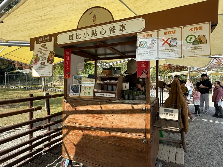 旅客可於餐車購買食物餵食萌寵。S.H.攝