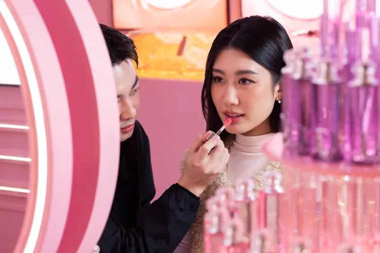 Dior彩妝團隊提供貼心的一對一建議。品牌提供