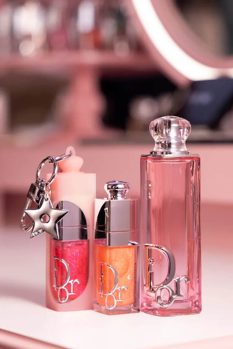 迪奧粉漾潤唇釉吊飾。品牌提供