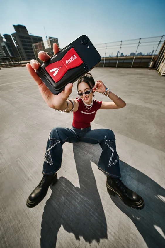 「可口可乐」时尚拍手机架。业者提供