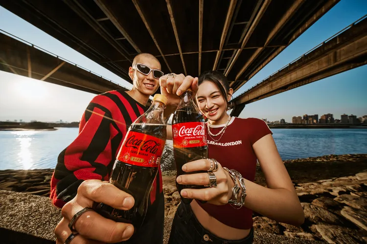 「可口可樂」以馬年為靈感，推出吸睛亮眼的新年限定瓶身「Coke！馬年綻放瓶」。業者提供
