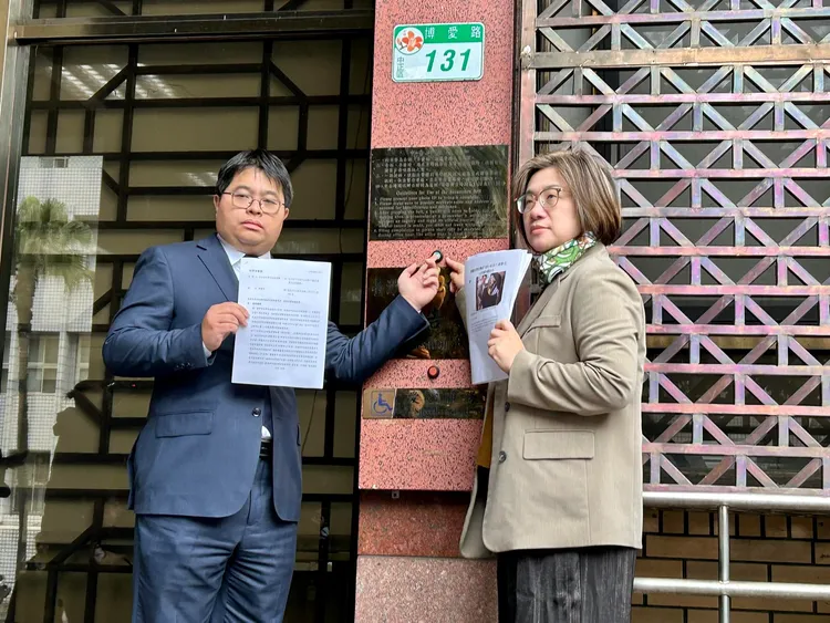 民進黨立法院黨團書記長陳培瑜在律師陪同下，向北檢遞狀告發黃國昌涉犯《國家機密保護法》。翻攝陳培瑜臉書