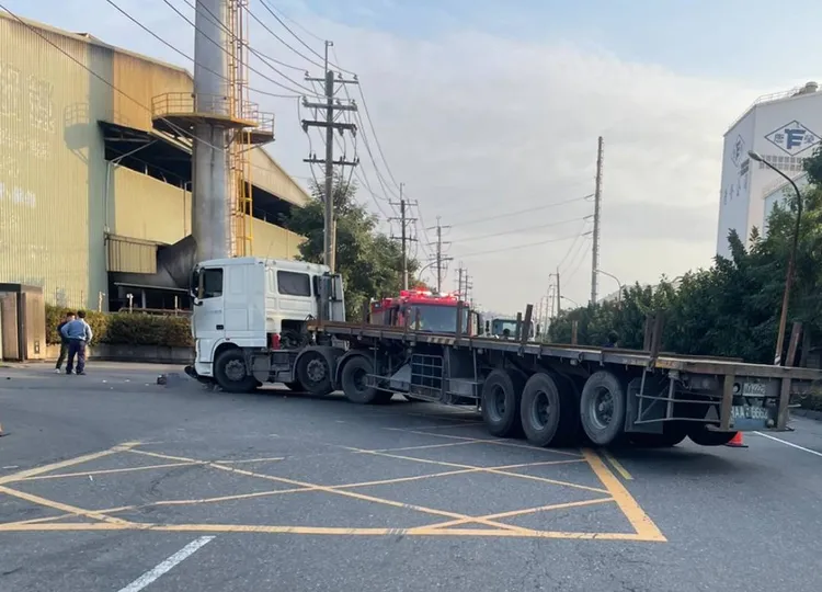 聯結車撞機車，機車夾在車頭下，所幸騎士只有輕傷。翻攝畫面