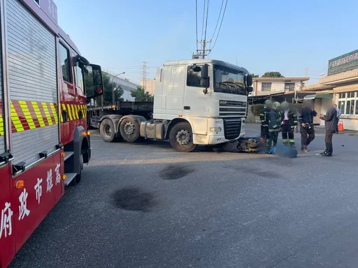 小港聯結車撞機車！騎士命大僅臉部挫傷　肇事原因疑是這狀況