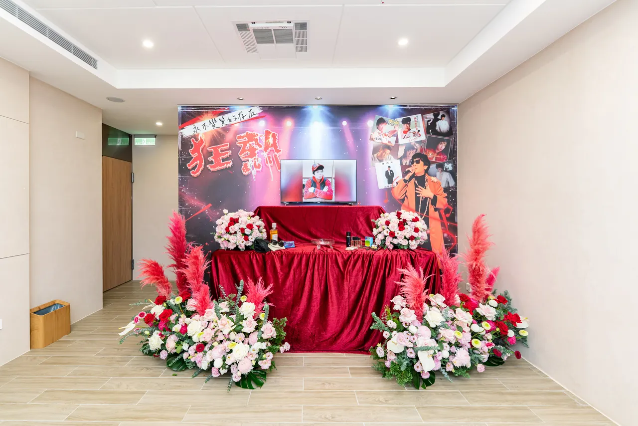 曹西平灵堂以红色为主题色。冬瓜行旅提供