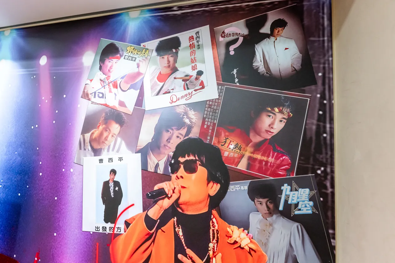 曹西平灵堂有他历年专辑的封面。冬瓜行旅提供