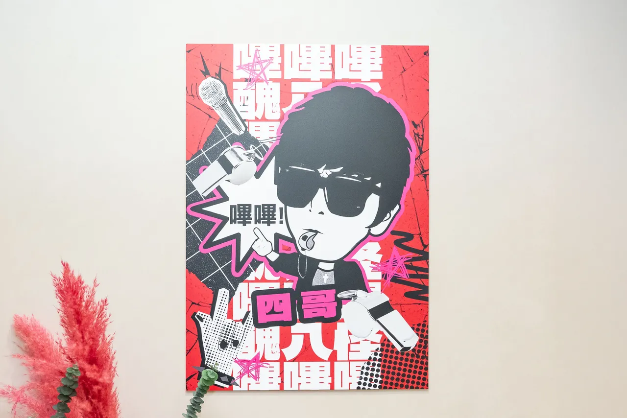 曹西平生前常吹哨子发出「哔哔哔」声音及爱骂人「丑八怪」，也成为灵堂的特色。冬瓜行旅提供