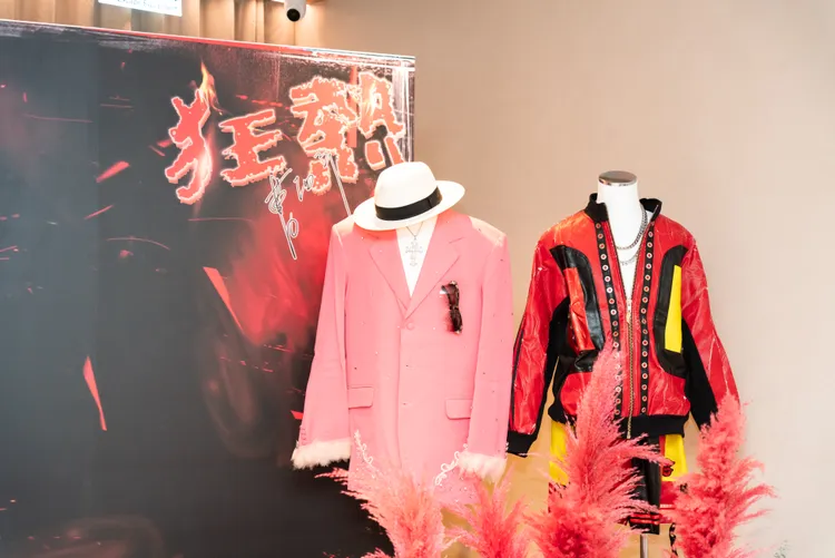 曹西平靈堂擺設他生前所穿的秀服。冬瓜行旅提供