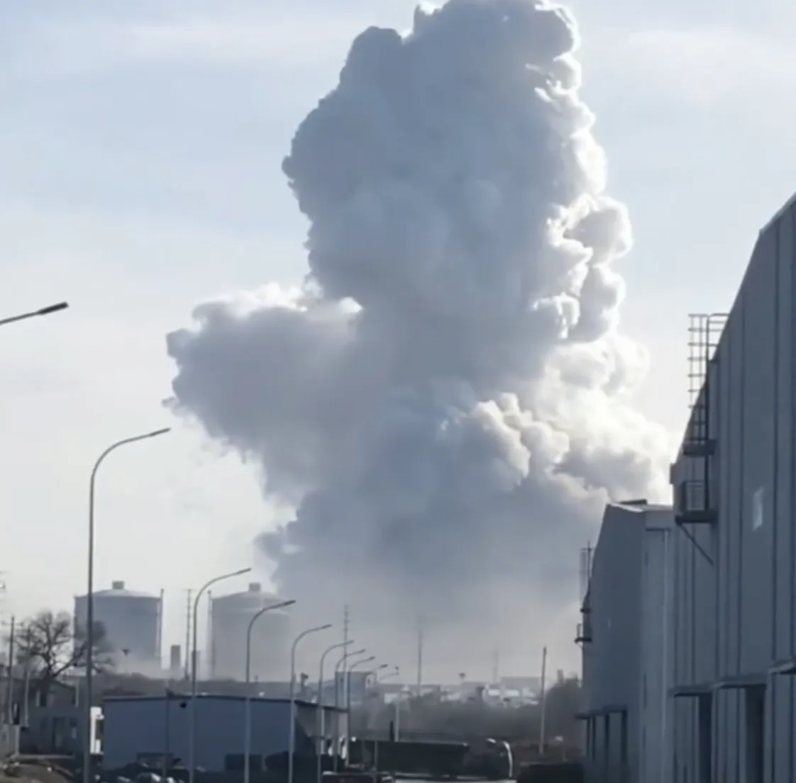 爆炸後的濃煙數十公里外都可看見。翻攝微博/內蒙古稀土鋼板廠爆炸事件