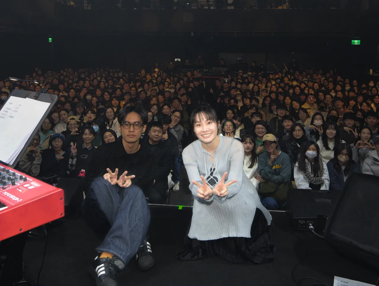 鄭宜農與粉絲們開心合影。Fantimate提供