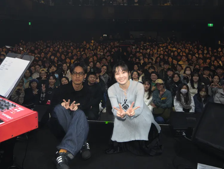 鄭宜農與粉絲們開心合影。Fantimate提供