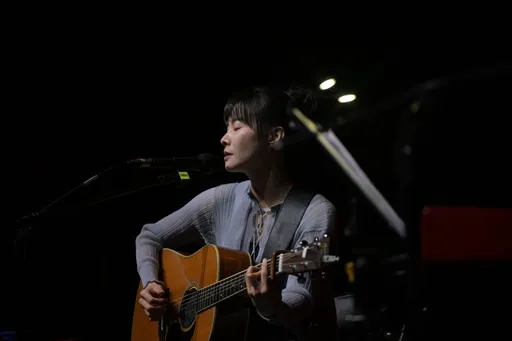 金曲歌后鄭宜農唱到一半蟲飛入喉　乾脆吃下去！全場驚呆