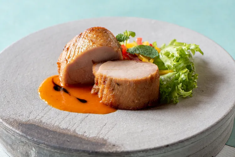 德軍式紅甜彩椒汁烤豬仔菲力。業者提供