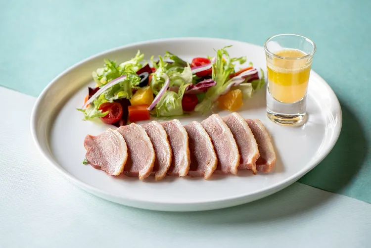 法國血橙油醋汁野鴨胸冷盤。業者提供