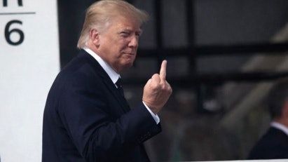 川普參觀工廠被嗆「戀童癖保護者」 怒比中指爆粗口回應