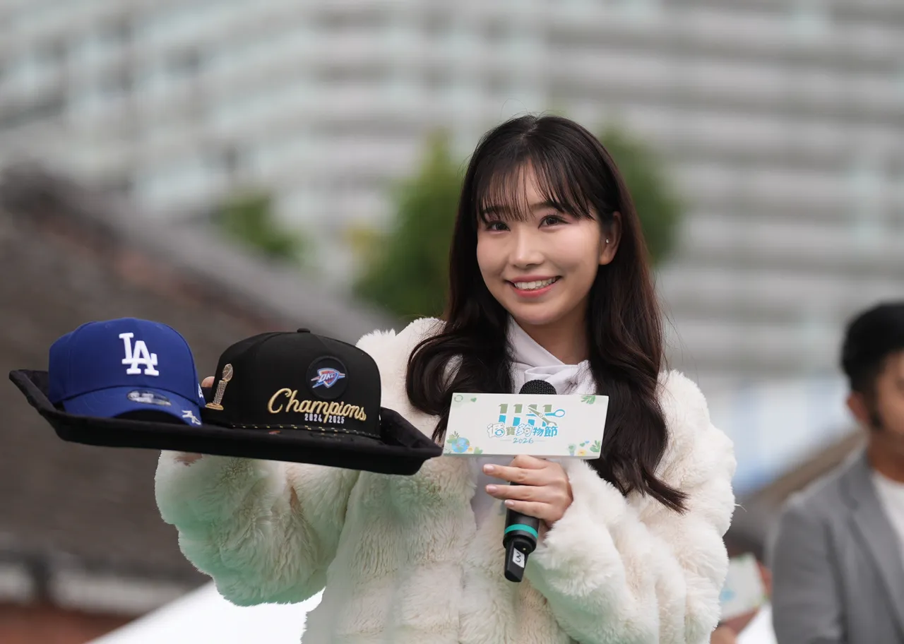 麻由展示紀念帽競標品。緯來電視提供