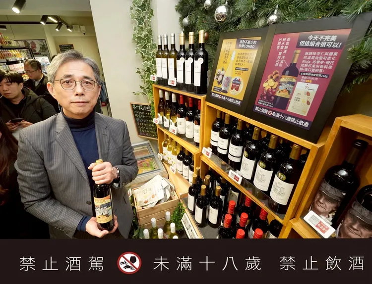 透過電子紙看板、重量感應器與後台AI生成及數據系統的整合，即時顯示餐酒搭配建議與跨品類商品推薦。三商家購提供