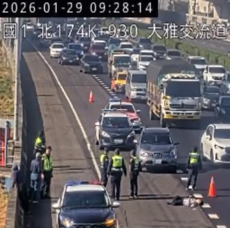 張男行凶後逃到國道上被車撞擊， 雙腿骨折倒在車道上。民眾提供