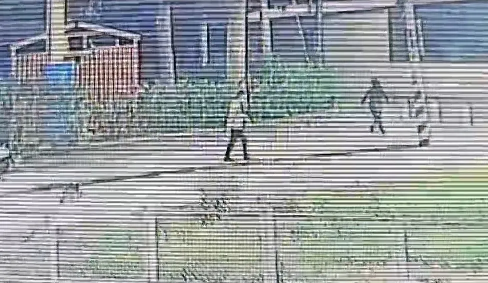 李女被砍仍負傷逃離現場，張男一度想再追上去行凶。民眾提供