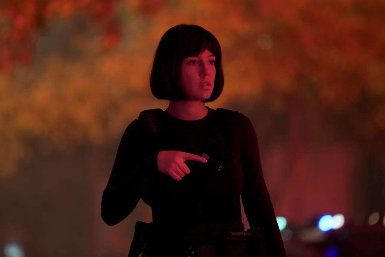 《未来弑界：巴黎沦陷》将未来AI科技、社会监控与人类自由的未来大胆预言。CATCHPLAY提供