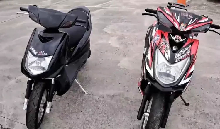 競速車手用廂型車將作案工具運到現場，警方查扣2輛改裝機車。翻攝畫面