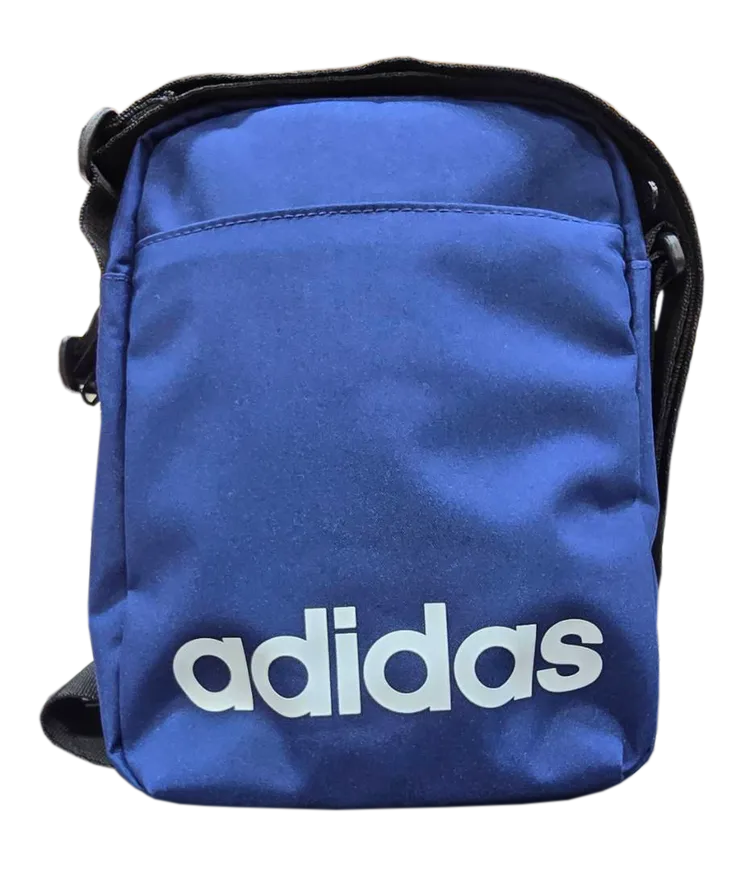 ▲禮客內湖店將重整改裝，推出搶購價483元adidas尼龍休閒包，滿足顧客挖寶血拚樂趣。