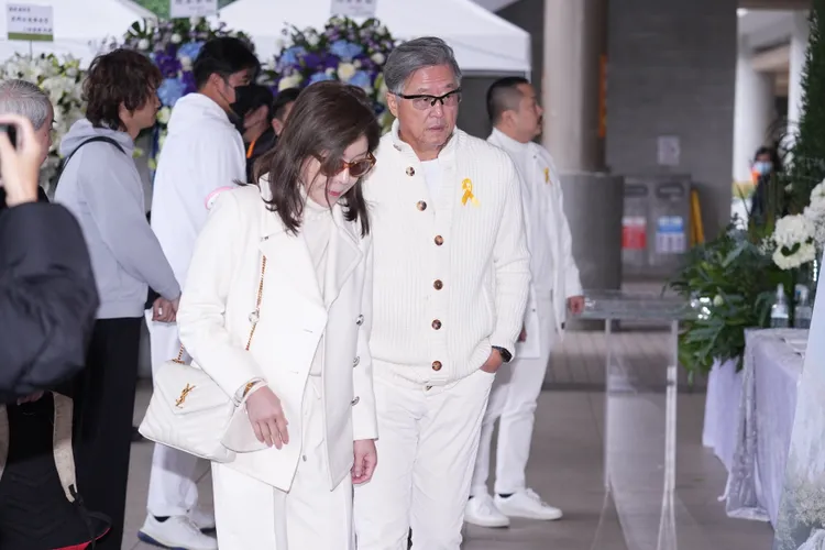 王偉忠與太太一身白前來悼念。彭欣偉攝
