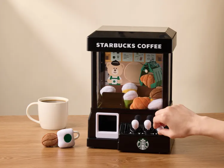 品牌夾娃娃機以咖啡豆、咖啡杯與可頌等元素設計。星巴克提供
