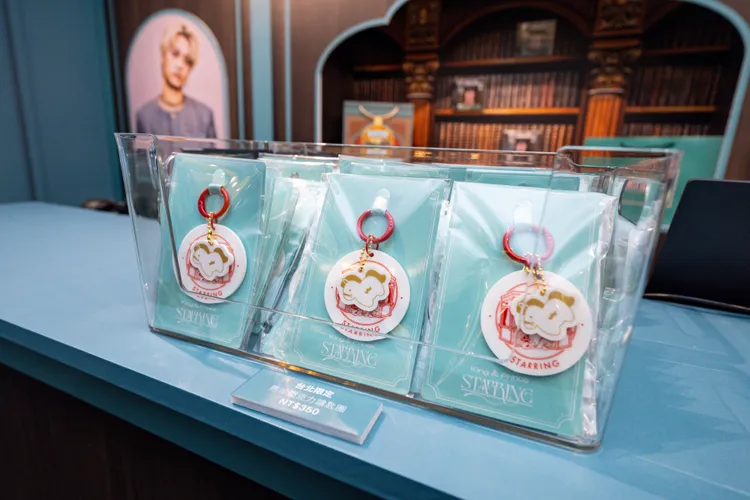 King & Prince打造台北限定的馬年造型鑰匙圈。環球音樂提供