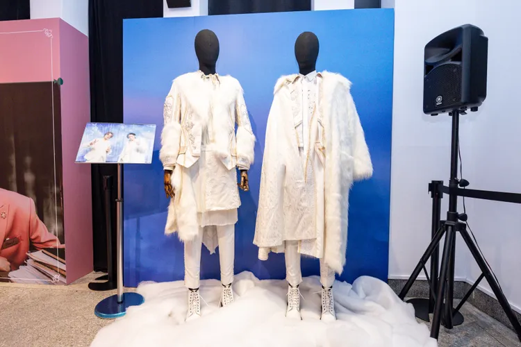 King & Prince去年錄製《超級巨型紅白藝能大賞》穿的白色舞台裝首度在海外展出。環球音樂提供