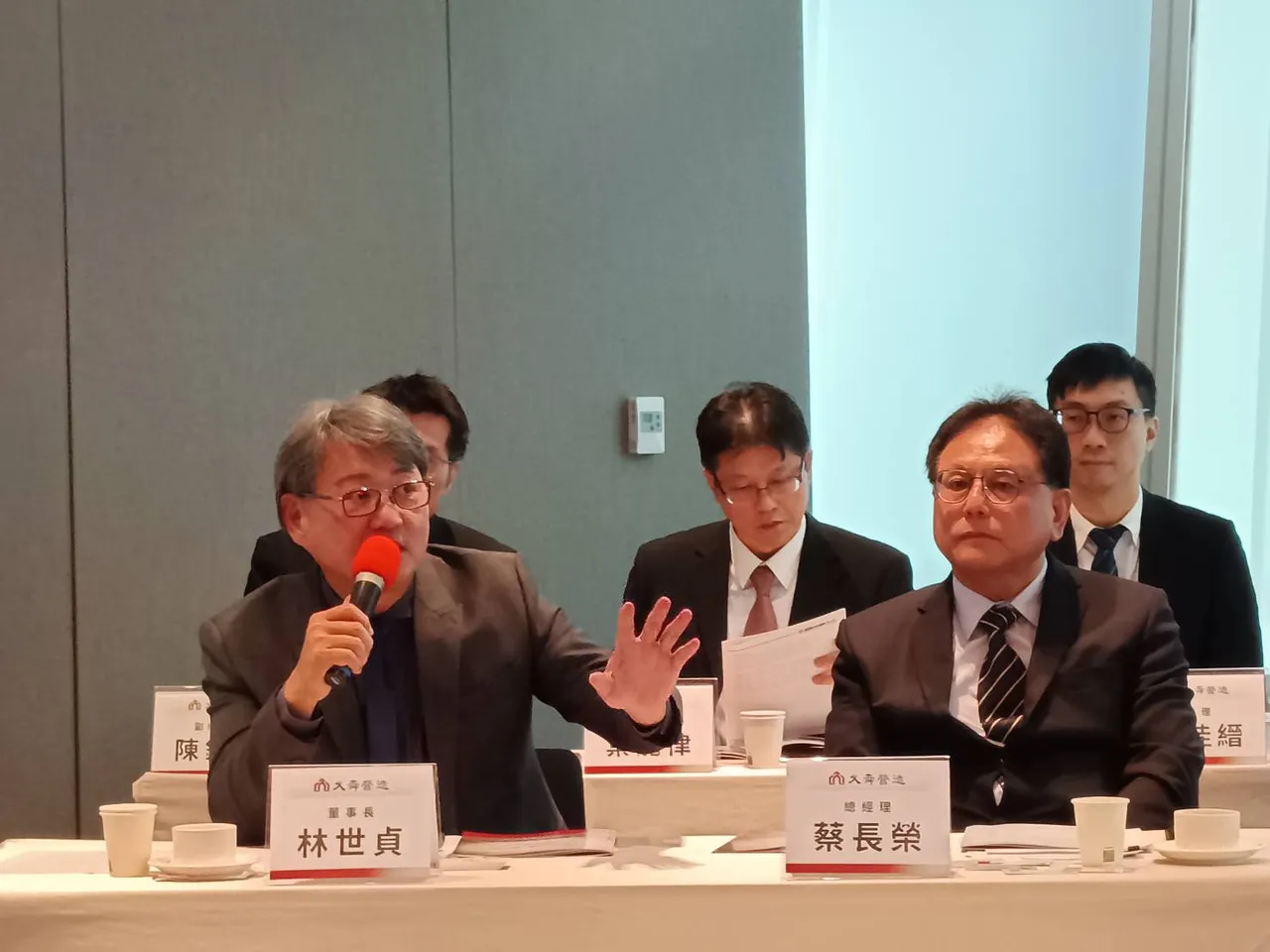 久舜营造今举办上柜前业绩发表会，久舜114年全年营收23.01亿元，与113年相当。图左为左舜董事长林世贞。许丽珍摄