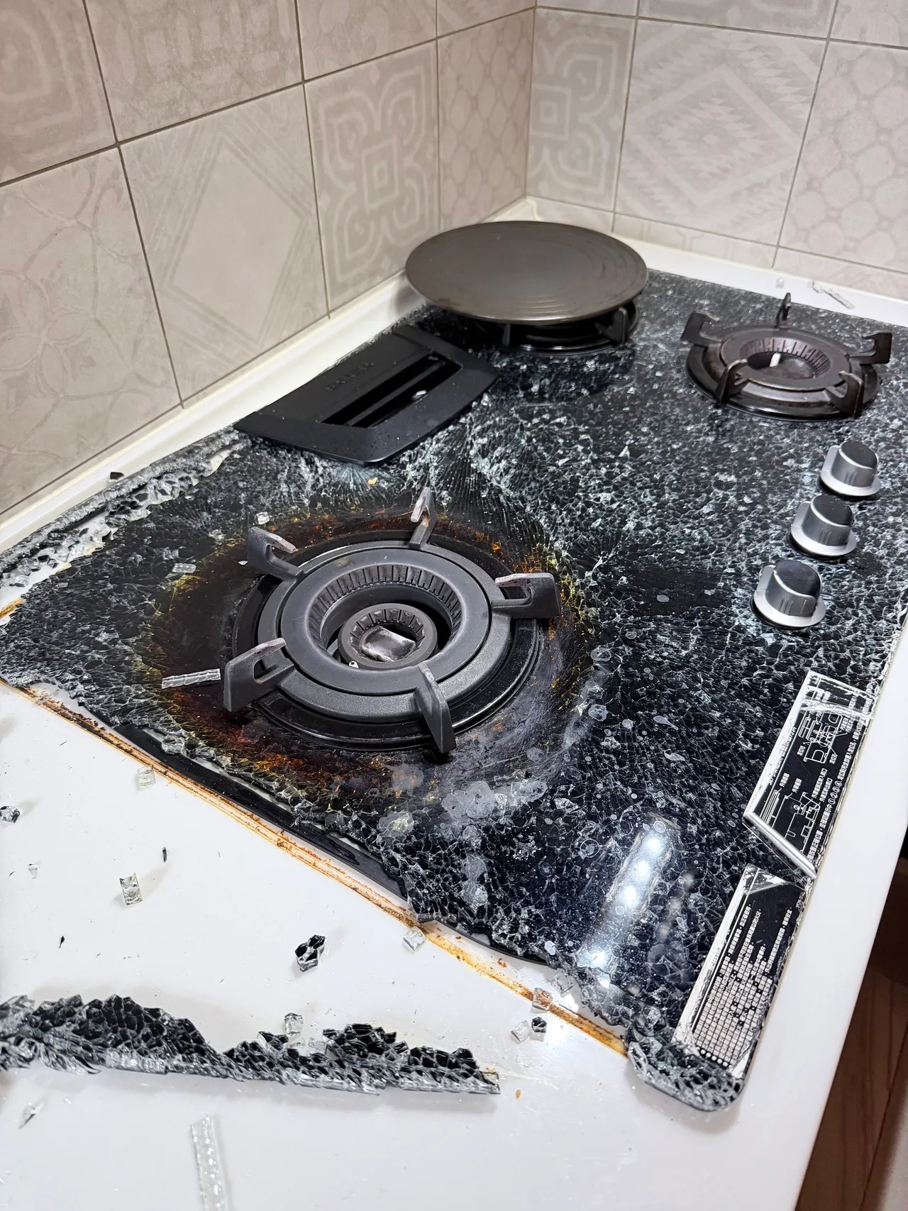 天冷酿意外！玻璃瓦斯炉突爆裂　网揭关键：勿搭「它」使用