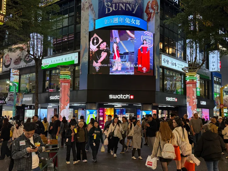 西門町6號廣場電視牆的廣告。