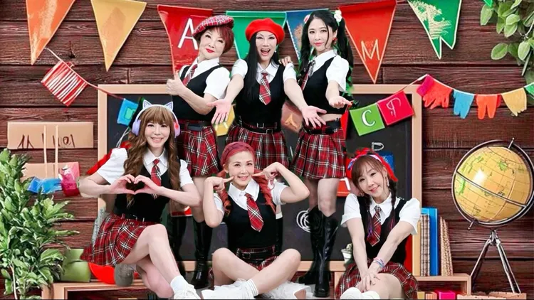 許佳蓉（前排左起）、DJ圓圓、小婉、楊燕（後排左起）、張淳淳、珞琪組限定女團。張淳淳青春學院提供