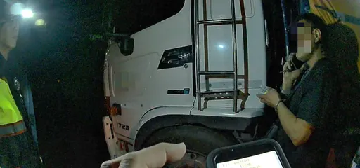中橫大貨車規避臨檢　警強勢盤查驚見「12條通」司機