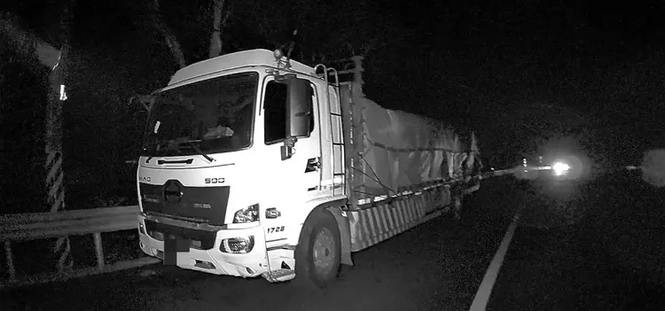 身背12條通緝的石姓男子逃亡期間開大貨車全台送貨，以躲避追緝。民眾提供