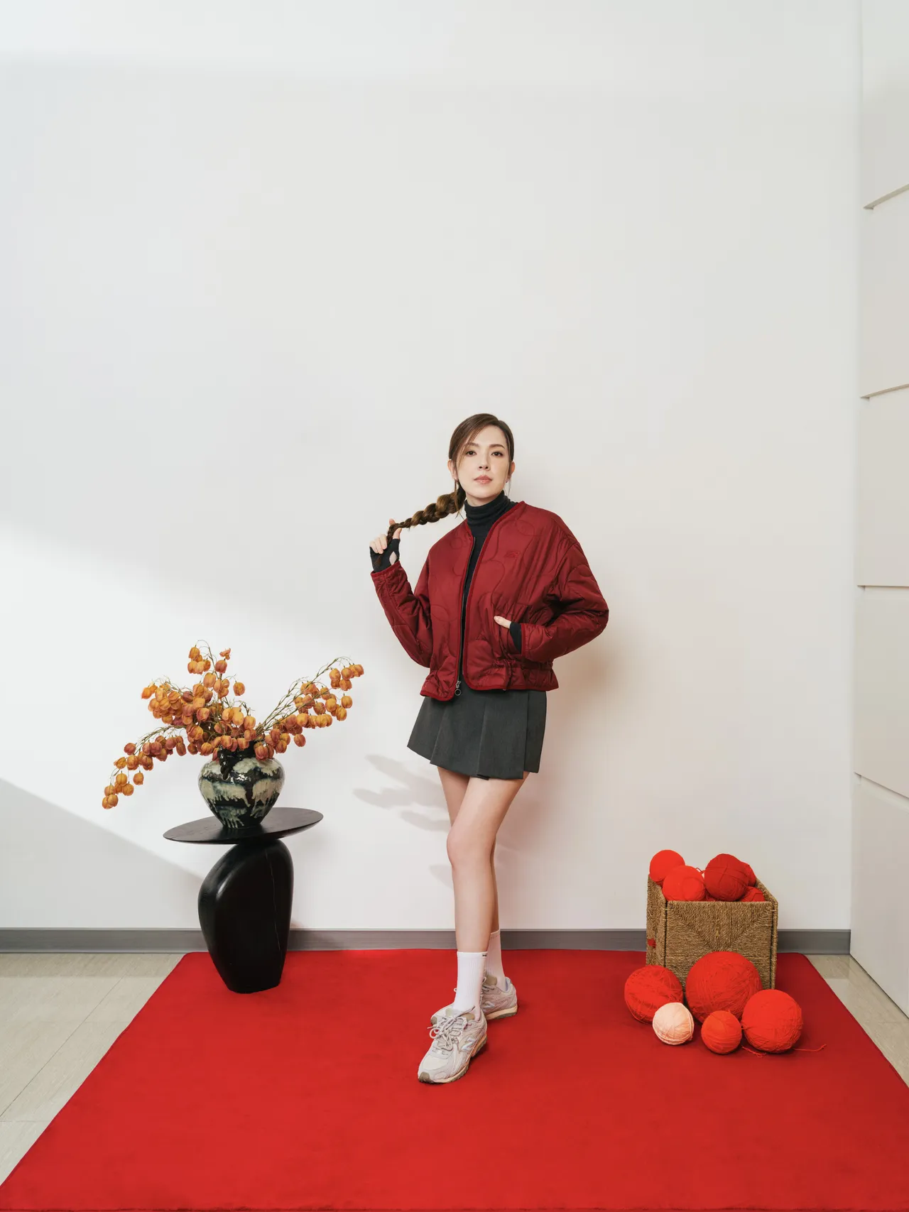 許瑋甯以紅色鋪棉外套穿出時髦春節氛圍。品牌提供